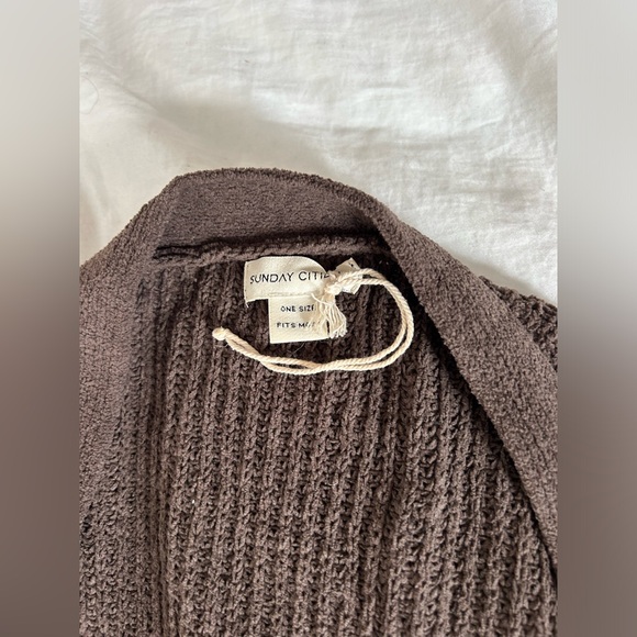 Sunday Citizen Robe - Picture 3 of 3